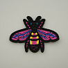 Термонаклейка "Пчела" A-002 малиновый, черный, 8,5 см фото №1