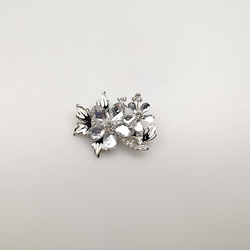 Брошь металлическая "Цветок" B31 серебро, белый 5 см