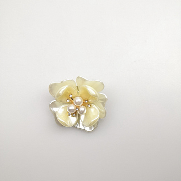 Брошь пластиковая Y-70-1 слоновая кость, золото 5,5 см